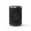 Parlante Bluetooth cilíndrico negro con acentos metálicos